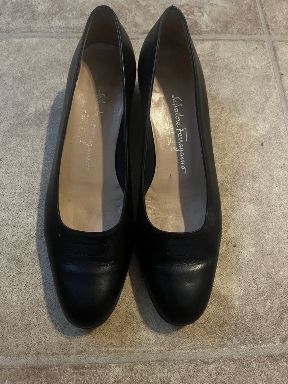 Salvatore Ferragamo Classic Black Leather Round-Toe Pumps Minimalist Luxury 7.5A